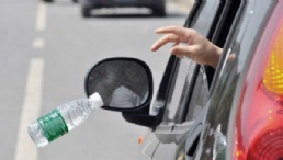 自作自受？ 高速上女孩扔方便面殘湯 反遭扣一臉？